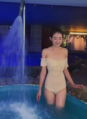 莽山森林温泉按摩池好玩美女好开心