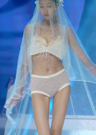 超模实力派,麦姐身材杠杠滴 薄纱内衣秀