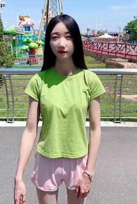 小美女又来游乐场跳舞了