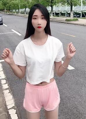 身材很好的小美女在马路上跳起舞来