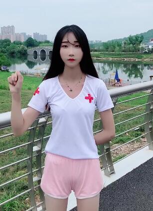 小美女又到河边跳舞了