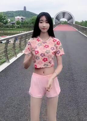 小美女又换一个粉色短裤来跳舞