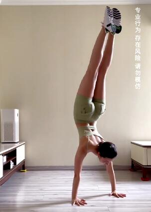 美女一大早起来就开始健身了