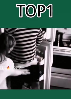 小伙调戏美女反被美女一巴掌打小弟弟