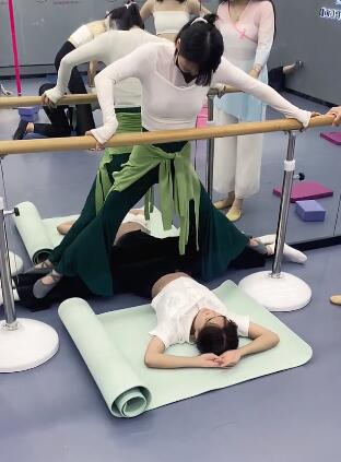 舞蹈软开度柔韧度训练横叉拉韧带现场3