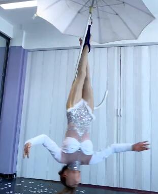 来自湖南衡阳的18岁小姐姐高空伞舞