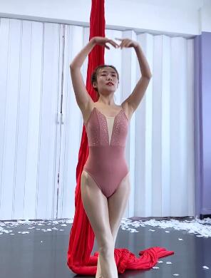 来自山东22岁刚大学毕业学绸缎舞