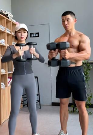 一副哑铃练遍全身,打造好身材