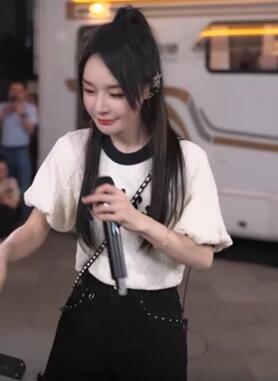 鱼闪闪广州街头路演cover一首很温暖的歌曲《愿你》