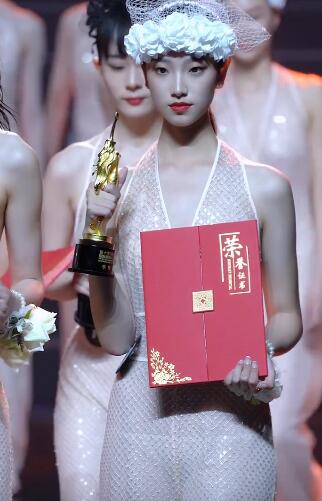 2023SIUF国际超模大赛季军豆杉杉