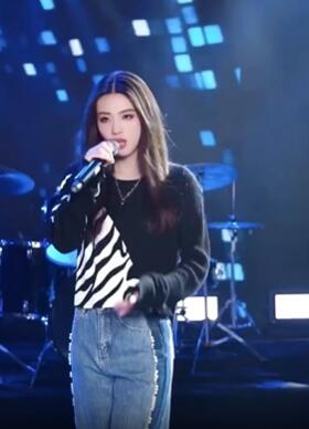 爱唱歌的小姐姐「金钰晨」深情演唱《最熟悉的陌生人》