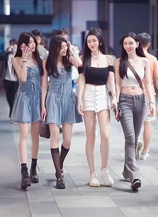 �ɶ���ͷ��һ�ߣ�4λ��Ů ����