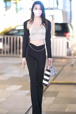 ��ɫ����©���곤����Ů