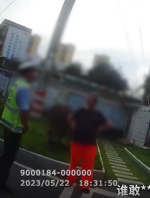 男子醉酒驾驶三轮摩托逆行被拦后侮辱交警