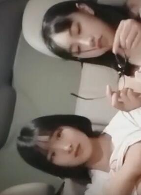 双胞胎姐妹和亲生爸爸