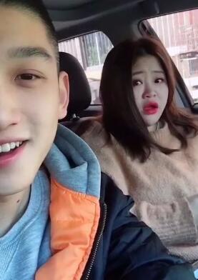 妹子和小男友双人香蕉振动