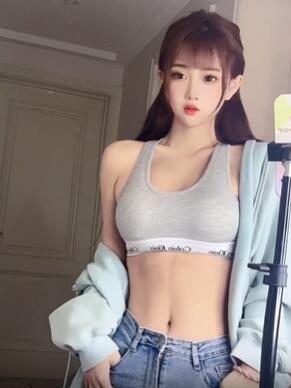 甜美小姐姐「一只鹿璃」性感穿搭秀身材