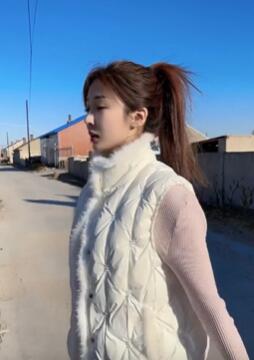 漂亮小姐姐「管啦啦」分享回村散心vlog