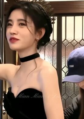 鞠婧祎身穿露肩礼裙拍时尚大片