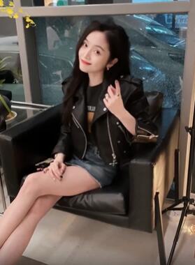 吴宣仪穿皮衣晒美照,双手比心太迷人