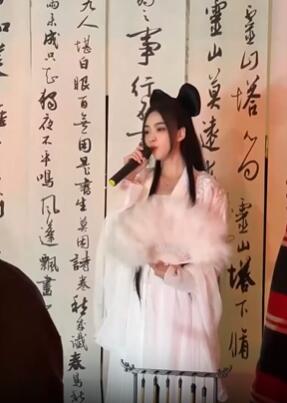 网红歌手金钰晨穿古装唱《白狐》,网友:让我收了你吧!