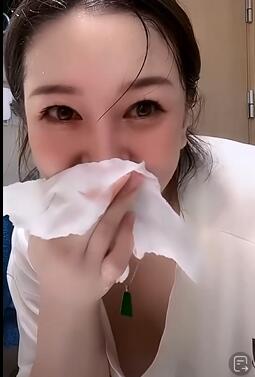 女主播直播时洗脸走光,爱了爱了