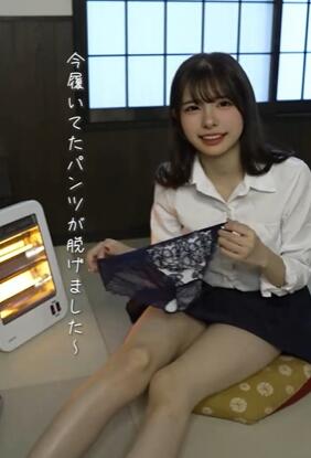 在火炉前试着穿了毛线裤