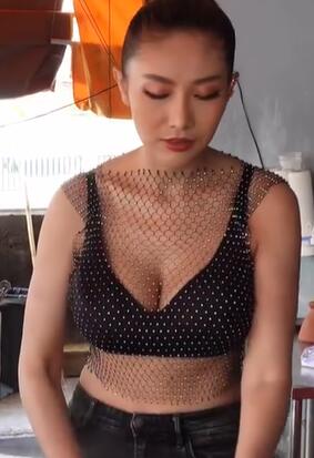 性感泰国女士为您制作火锅 - 泰国街头美食