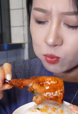 汤底浓郁烤鸭入味配上泡面突突炫完一整只