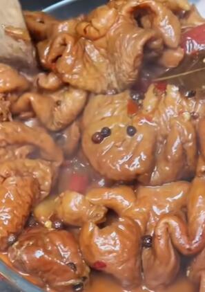 小婷买了5斤猪大肠,卤的软烂拉丝