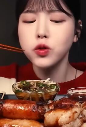 超大的大肠一口下去满嘴爆油