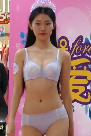 不知名美女模特商场内衣秀