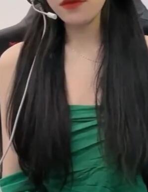 英雄联盟女主播边打游戏边大秀青柠视频