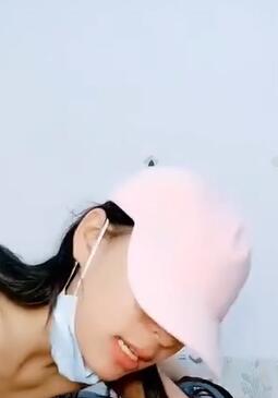 鸭舌帽开档牛仔裤顶级美臀小妹