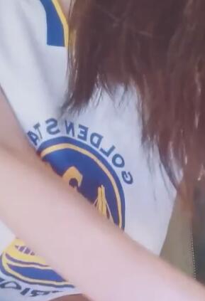 球衣顶级美臀小姐姐坐在凳子上秋霞电影