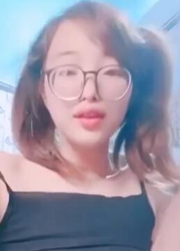 一线天粉眼镜妹秋霞电影