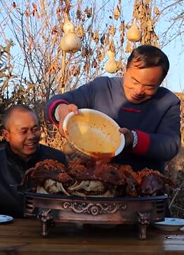 买5个羊头煮半天,和侄子们一个人一个抱着啃