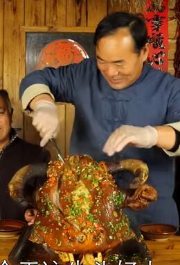 560买个屠场牛头,卤了大半天做成牛头宴