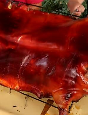 都说黑毛猪好吃,今天买一头做烤全猪