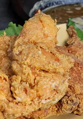 食叔嘴馋做街边炸鸡,喊来老伙计们一起啃