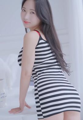 YeonHwa小姐姐的条纹吊带短裙穿搭