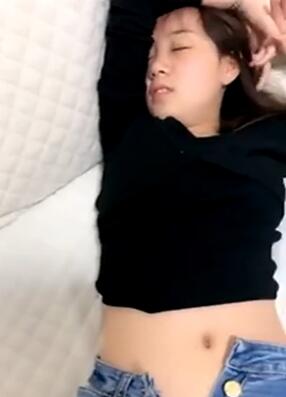 主播喝酒把学生妹灌晕睡醒后乖巧听话穿上开档黑丝学生妹装扮