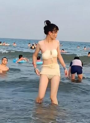 美女海边玩水 泳装海边漫步