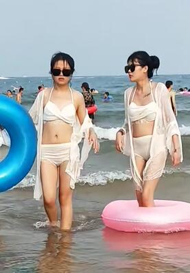 两美女在海边玩水沙滩比基尼