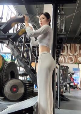 健身房性感美女健身直播