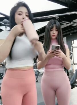 性感肥美紧身瑜伽裤美女健身房直播