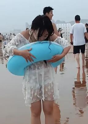 海边美女玩水