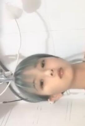 灰色头发小美女洗个澡555电影推荐