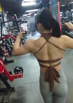 敬生活里的暗淡 也敬人间的灿烂