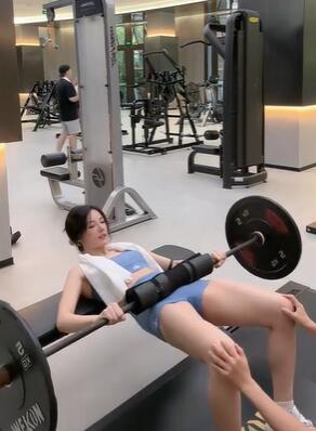 娜笔小新性感紧身瑜伽裤美女健身直播